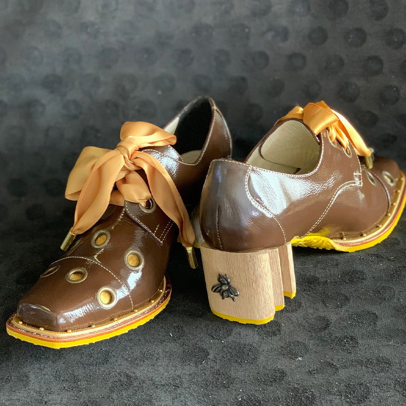 Hole Bee Ribbon-Laced Shoes