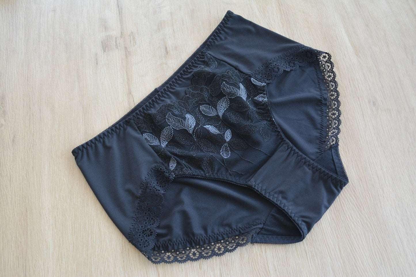 Embroidered Lace Breathable Stretch Gynecological Panties