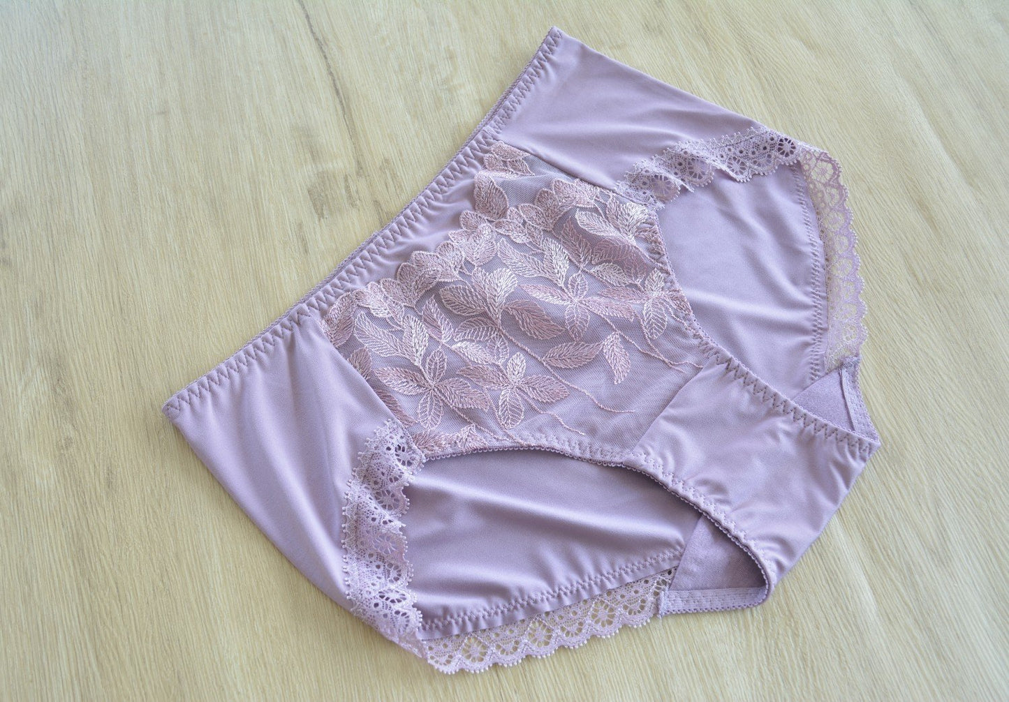 Embroidered Lace Breathable Stretch Gynecological Panties