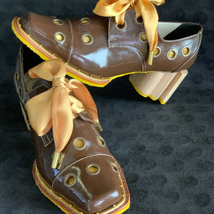 Hole Bee Ribbon-Laced Shoes