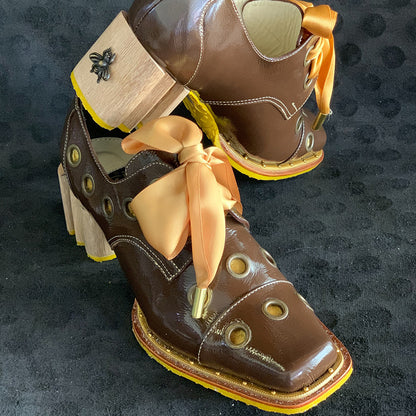 Hole Bee Ribbon-Laced Shoes