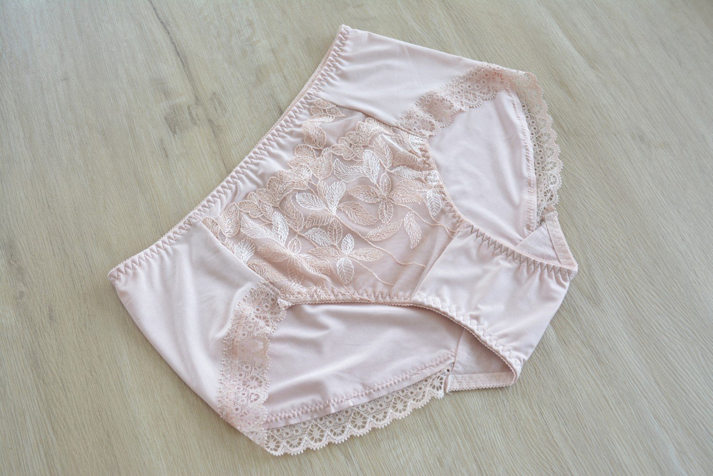 Embroidered Lace Breathable Stretch Gynecological Panties